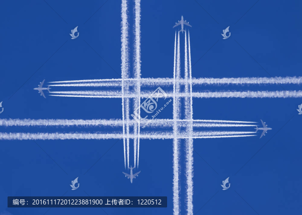 四架飛機(jī)在空中交叉