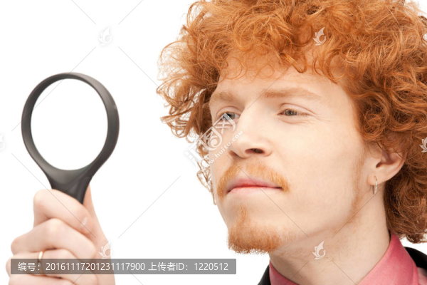 帶有放大鏡的人