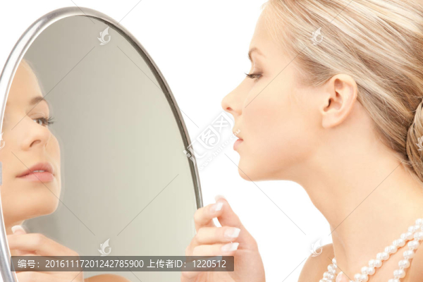 美麗的女人與珍珠珠和鏡子