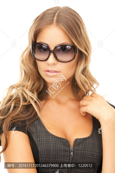 可愛的女人在陰影