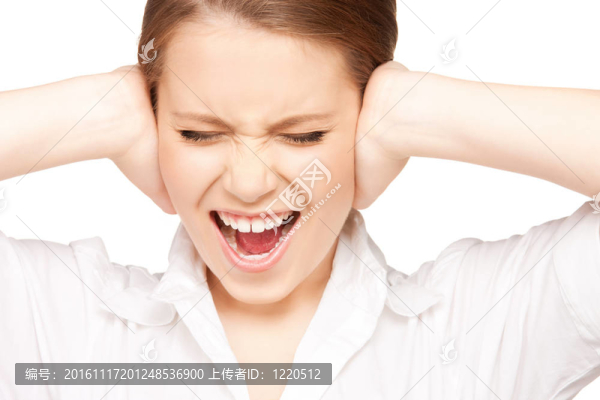手在耳朵上的女人