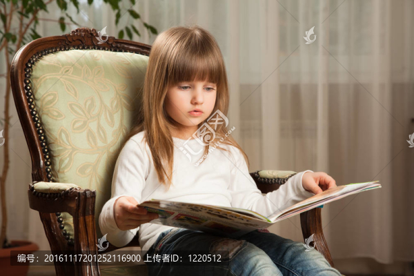 讀書的女孩