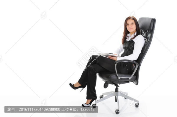 坐在椅子上的年輕女人