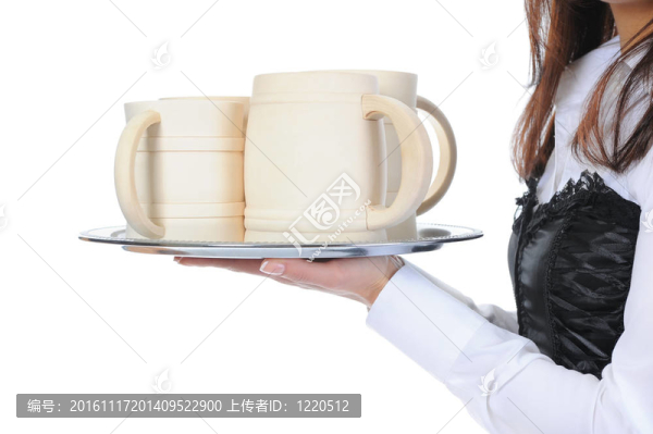 美女抱著大木啤酒杯。