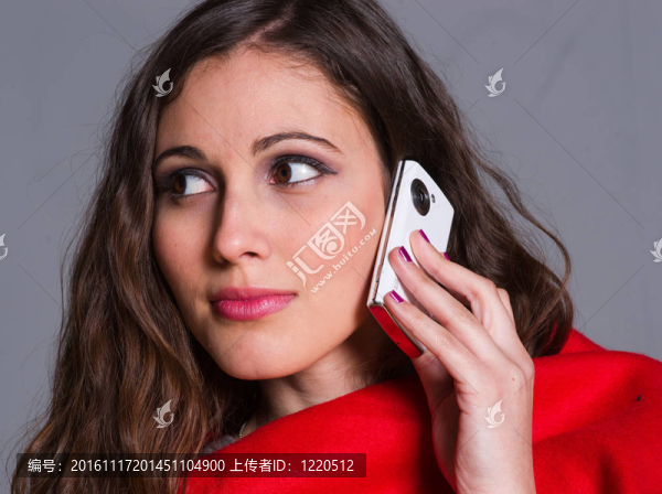 使用手機的年輕女性
