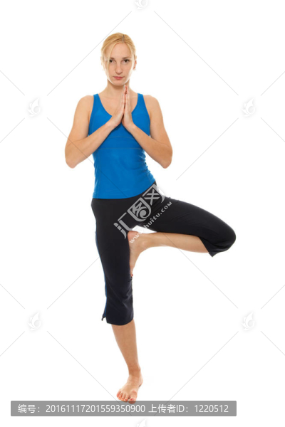 練習(xí)瑜伽。年輕的女人