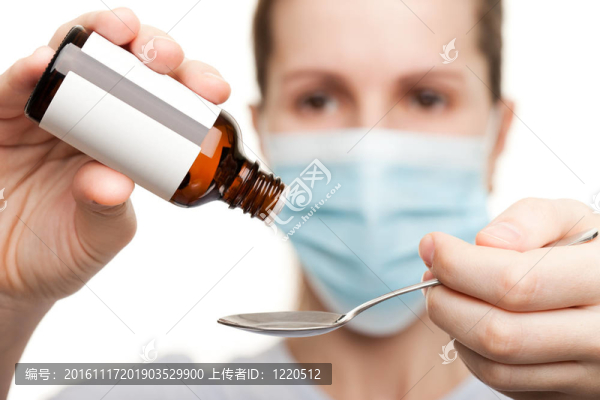 戴口罩控股藥物糖漿的醫(yī)生