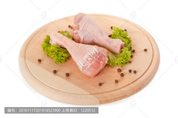 在白色背景上分離的新鮮生雞腿