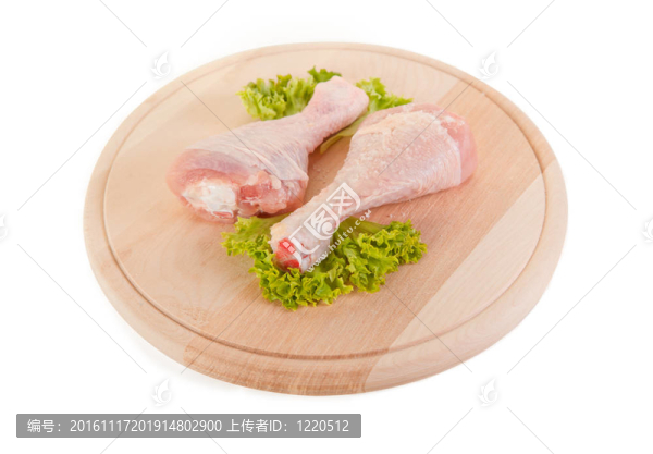 生雞腿在木板上