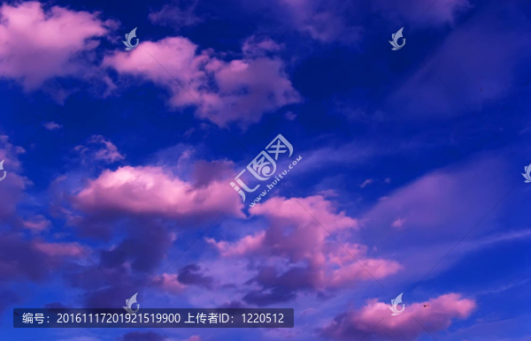 夕陽(yáng)中的紫色云