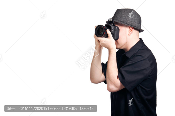 年輕人拿了一張照片