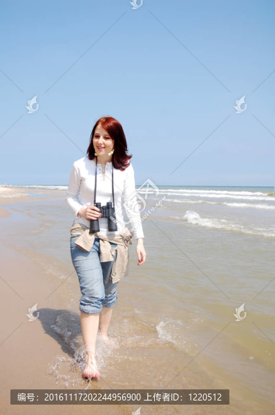 女孩在海灘上的雙眼。