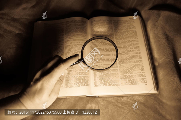 放大鏡；書(shū)和人的手。