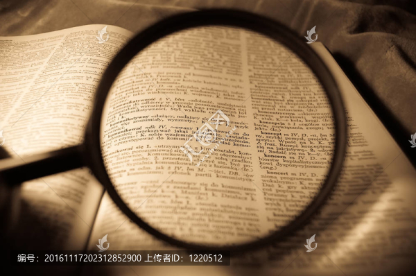 放大鏡和書