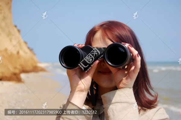 女孩在海灘上的雙眼。