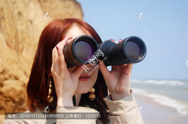 女孩在海灘上的雙眼。