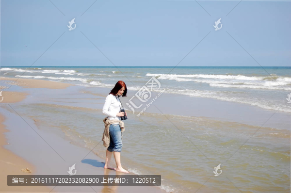 女孩在海灘上的雙眼。