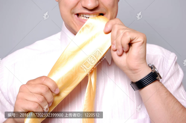 年輕人不能選擇領(lǐng)帶。工作室拍攝。
