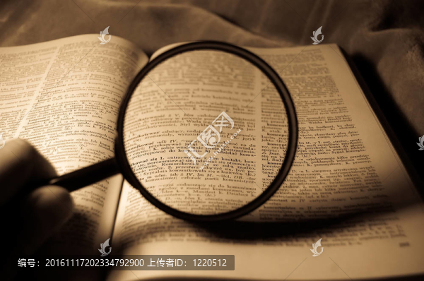 放大鏡和書