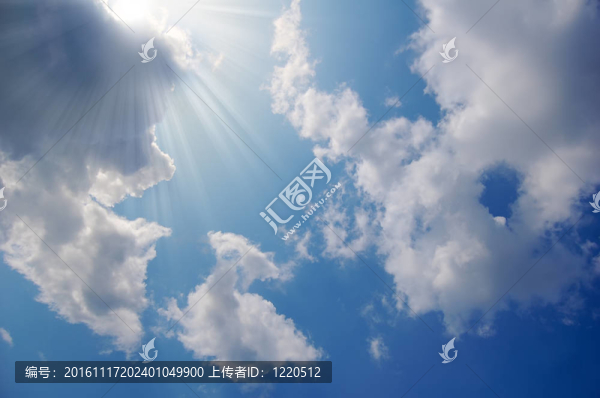天空中的云，從背后閃耀