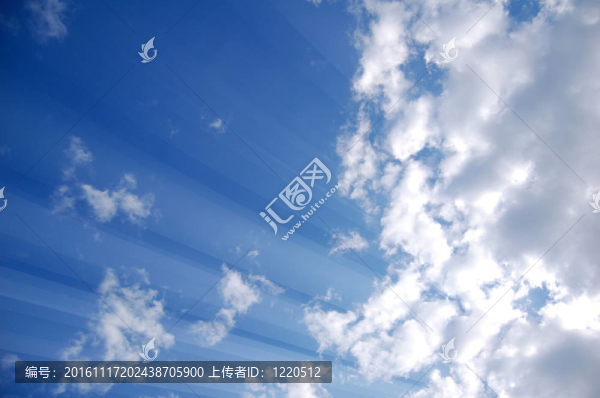 天空中的云，從背后閃耀