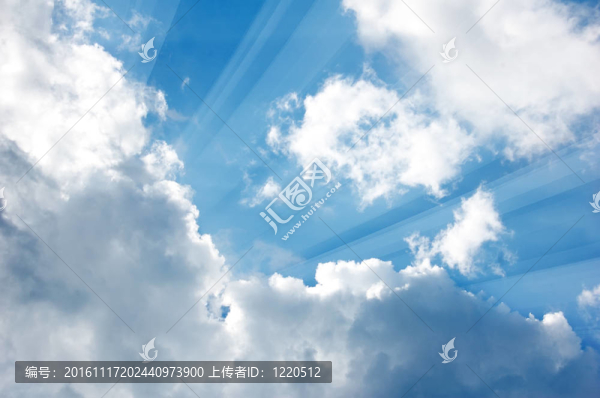 天空中的云，從背后閃耀
