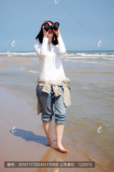 女孩在海灘上的雙眼。