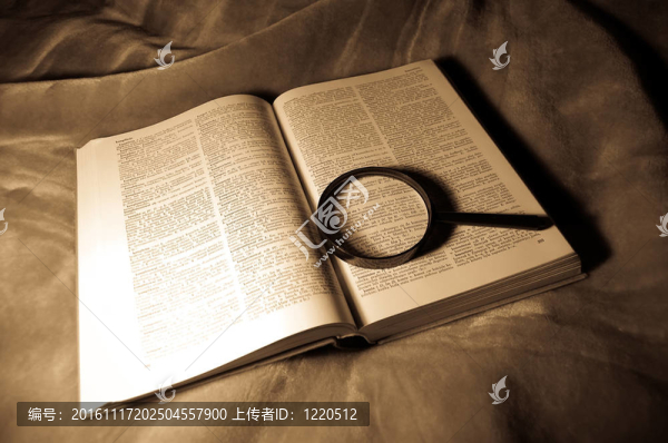 放大鏡和書