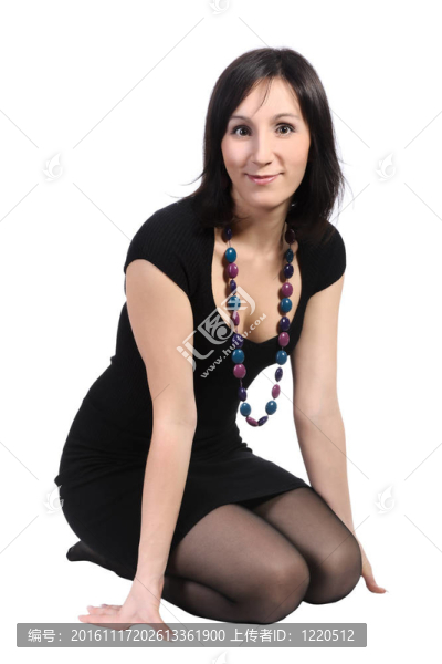 穿黑衣服的女孩；孤立的