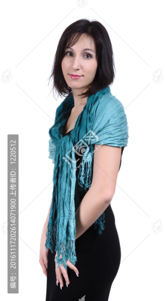 穿黑衣服的女孩；孤立的