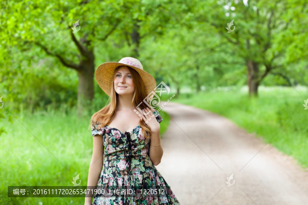 帶帽子的年輕漂亮女孩戶外