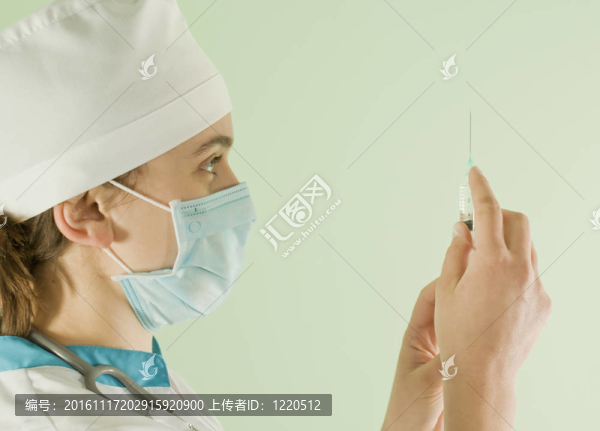 帶注射器的年輕女醫(yī)生