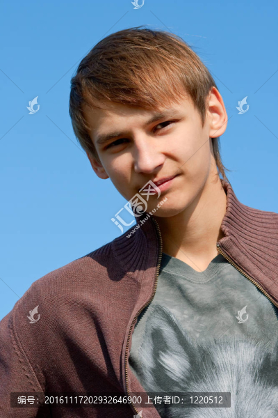 男人對抗夏天的天空