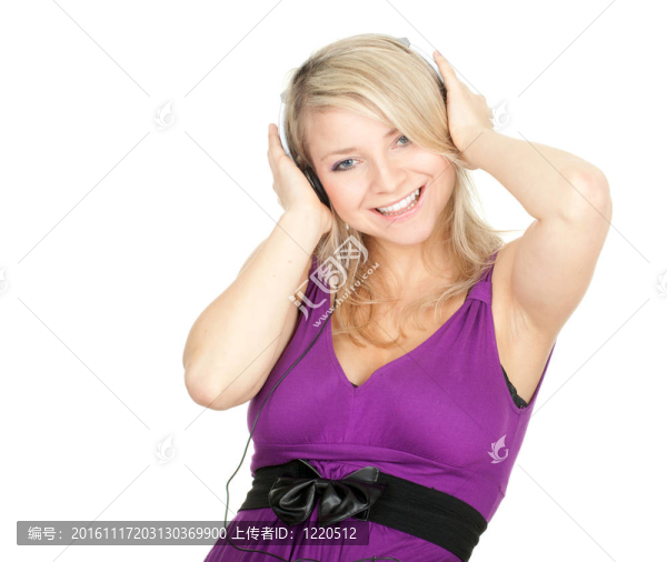 微笑的女孩在耳機和MP3播放器