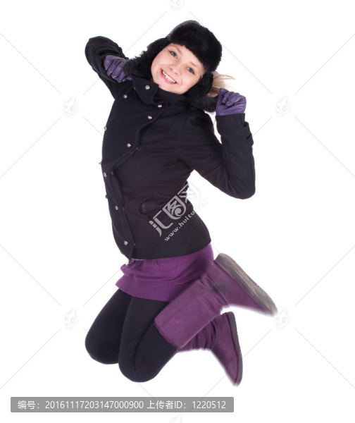 在冬天的夾克衫和帽子上跳躍美麗的年輕女子
