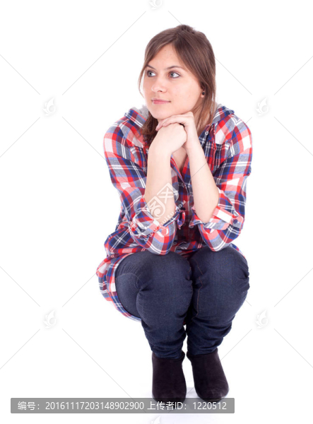 微笑的年輕長(zhǎng)發(fā)女子在檢查襯衫；全長(zhǎng)；系列