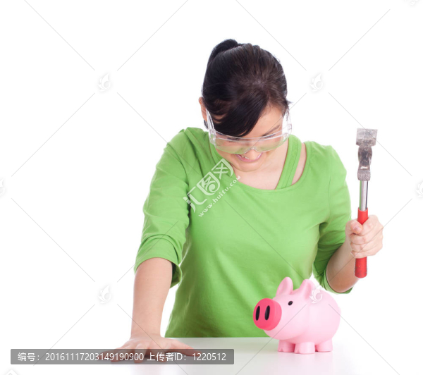 在protyective眼鏡打破撲滿的年輕女子