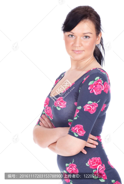 微笑的年輕長發(fā)女人穿著深色的裙子