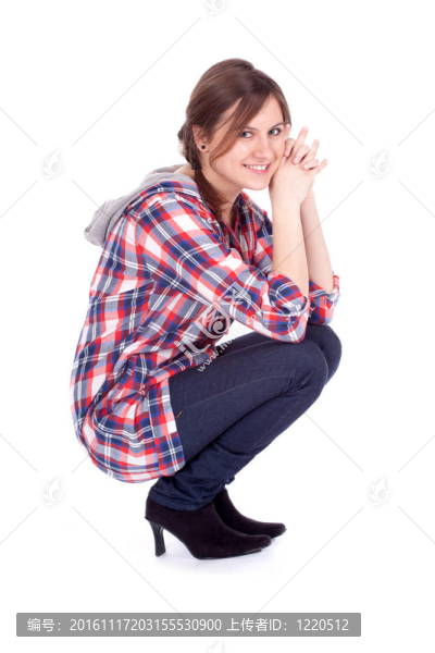 微笑的年輕長發(fā)女子在檢查襯衫；全長；系列