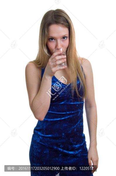 穿深藍(lán)色衣服的女孩喝水