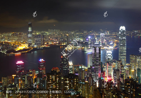 香港的天際線在夜間