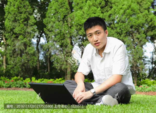 男子使用電腦戶外