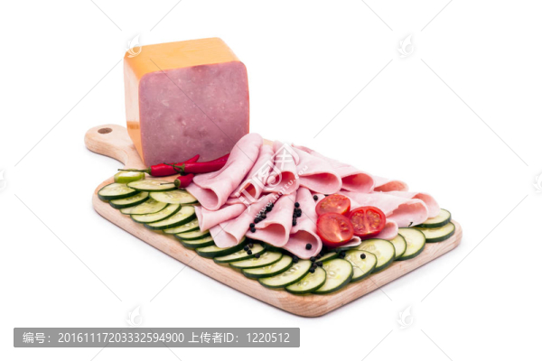 美味的香腸；蔬菜；用白色背景裝飾。