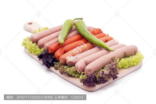 美味的香腸；蔬菜；用白色背景裝飾。