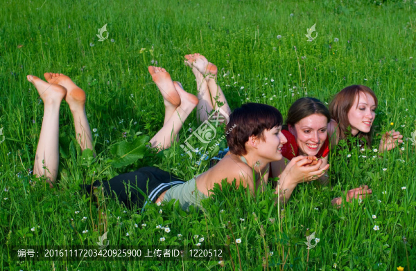 女孩躺在一個(gè)綠色的夏天的草地上