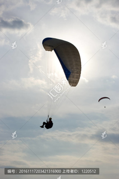滑翔傘的輪廓和美麗的天空