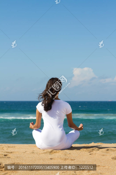 冥想的海灘上