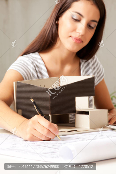 帶樣板房的年輕女建筑師