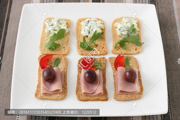 火腿和黃瓜蘸面包