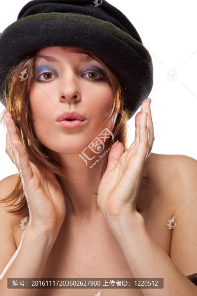 漂亮的年輕女子與黑色的帽子